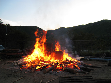 【火につつまれる土器】（２日目夜）